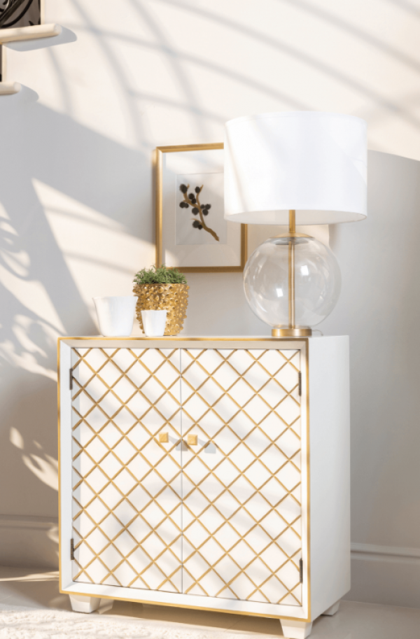 Aksen Emas pada Lemari dan Meja